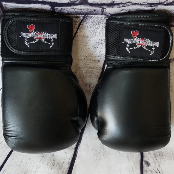 Classic Black Boxing Gloves - One Size - Picture 4 of 8
